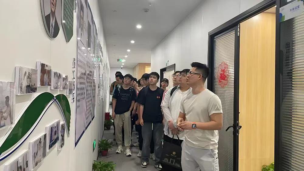 图片包含 人, 站, 室内, 男人描述已自动生成