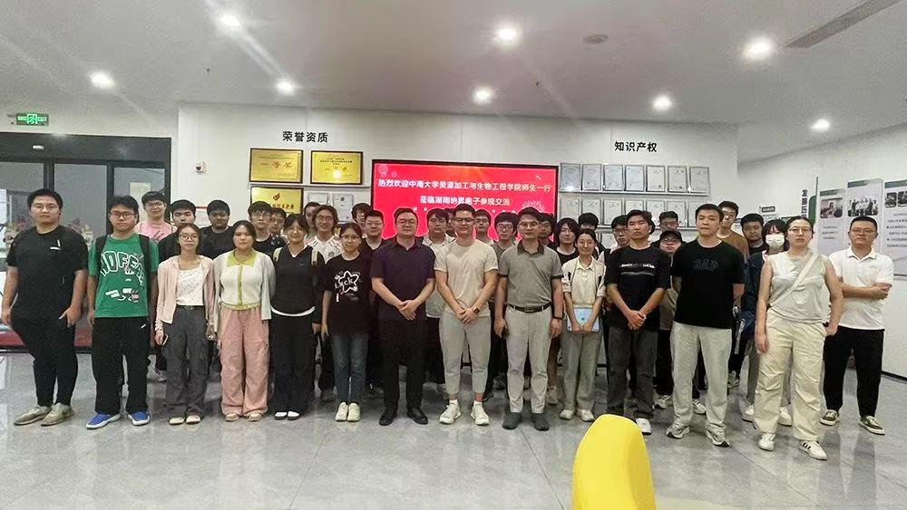 一群人站在室内合影中度可信度描述已自动生成