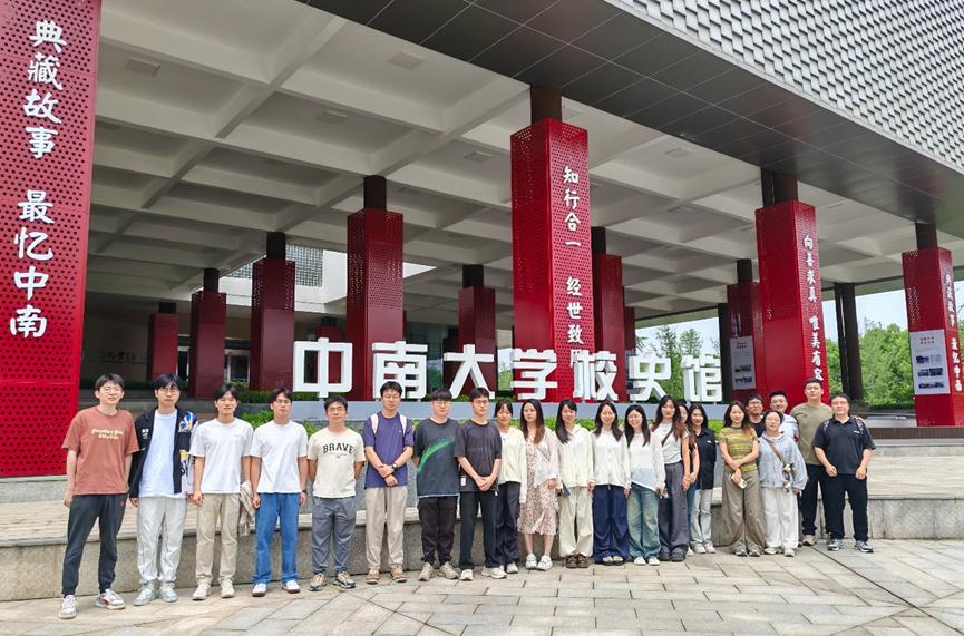 一群人站在建筑前描述已自动生成